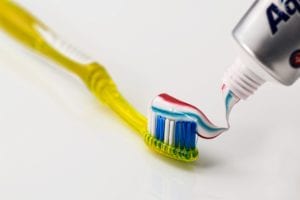 toothbrush-with-toothpaste